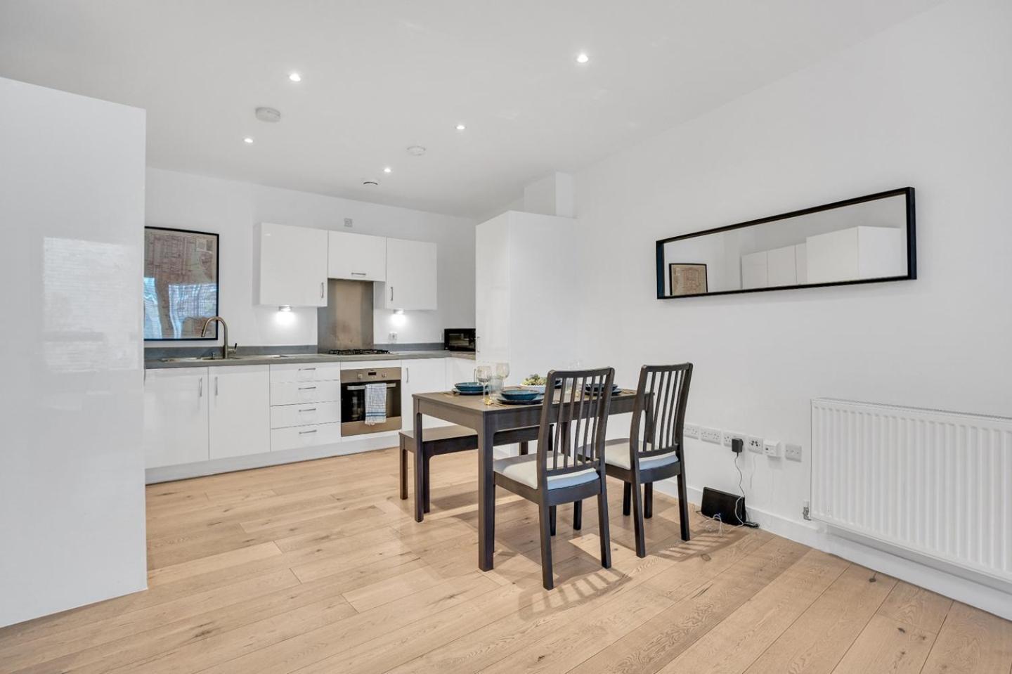 Apartment Modern 2-bed In Greenwich - Prime Location Near Cutty Sark & Excellent Transport Links