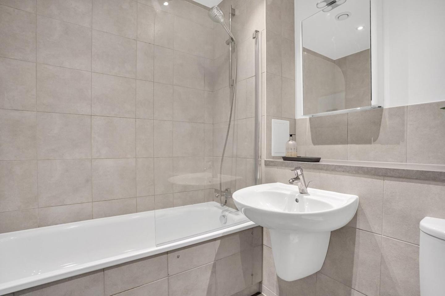 Modern 2-bed In Greenwich - Prime Location Near Cutty Sark & Excellent Transport Links Apartment *