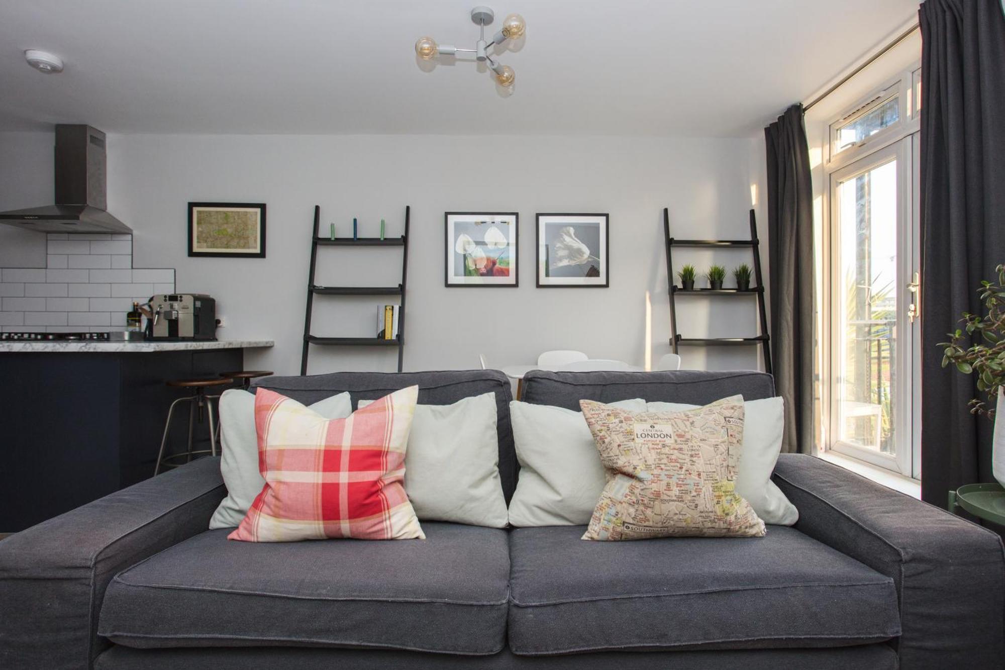 Lovely 2 Bedroom Flat Near Whitechapel Station * Londen