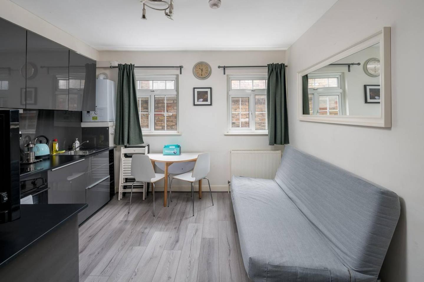 Contemporary 2 Bedroom In Angel Apartment