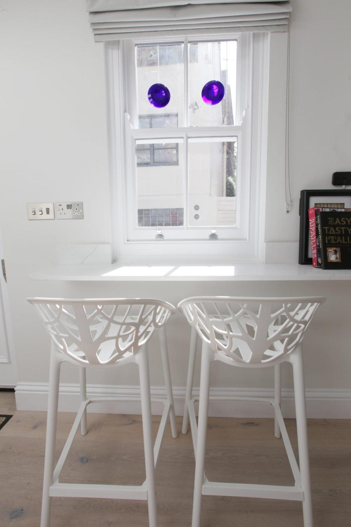 Newly Refurbished 1 Bedroom In Vibrant Notting Hill Apartment *