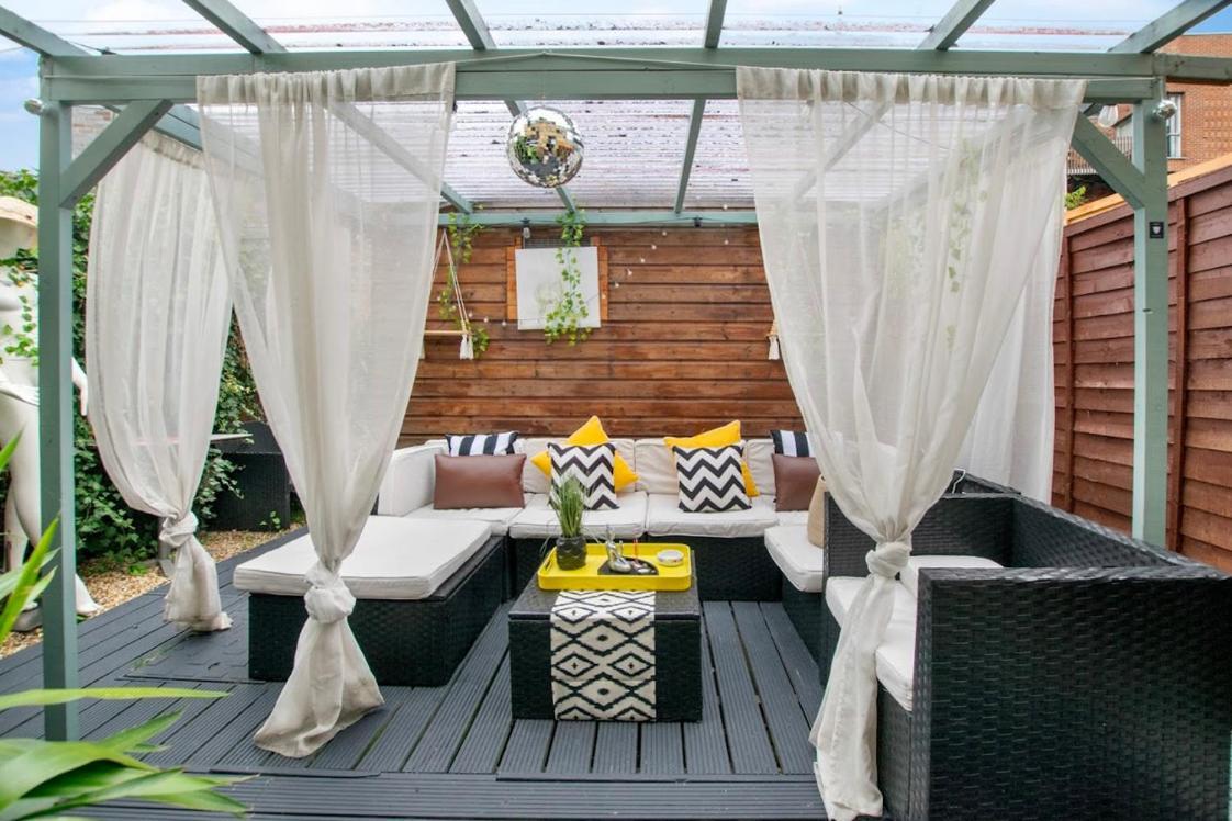 Holiday home 2bed Garden House W/hot Tub, Sauna & Cinema London