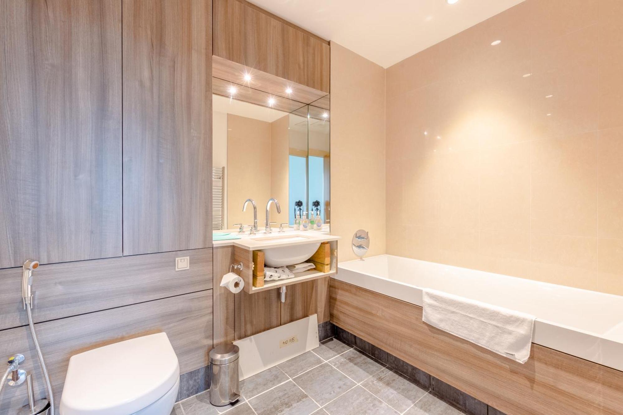 Gorgeous 3 Bedroom Flat In Vauxhall With Views