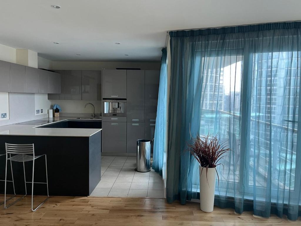 Gorgeous 3 Bedroom Flat In Vauxhall With Views Apartment London