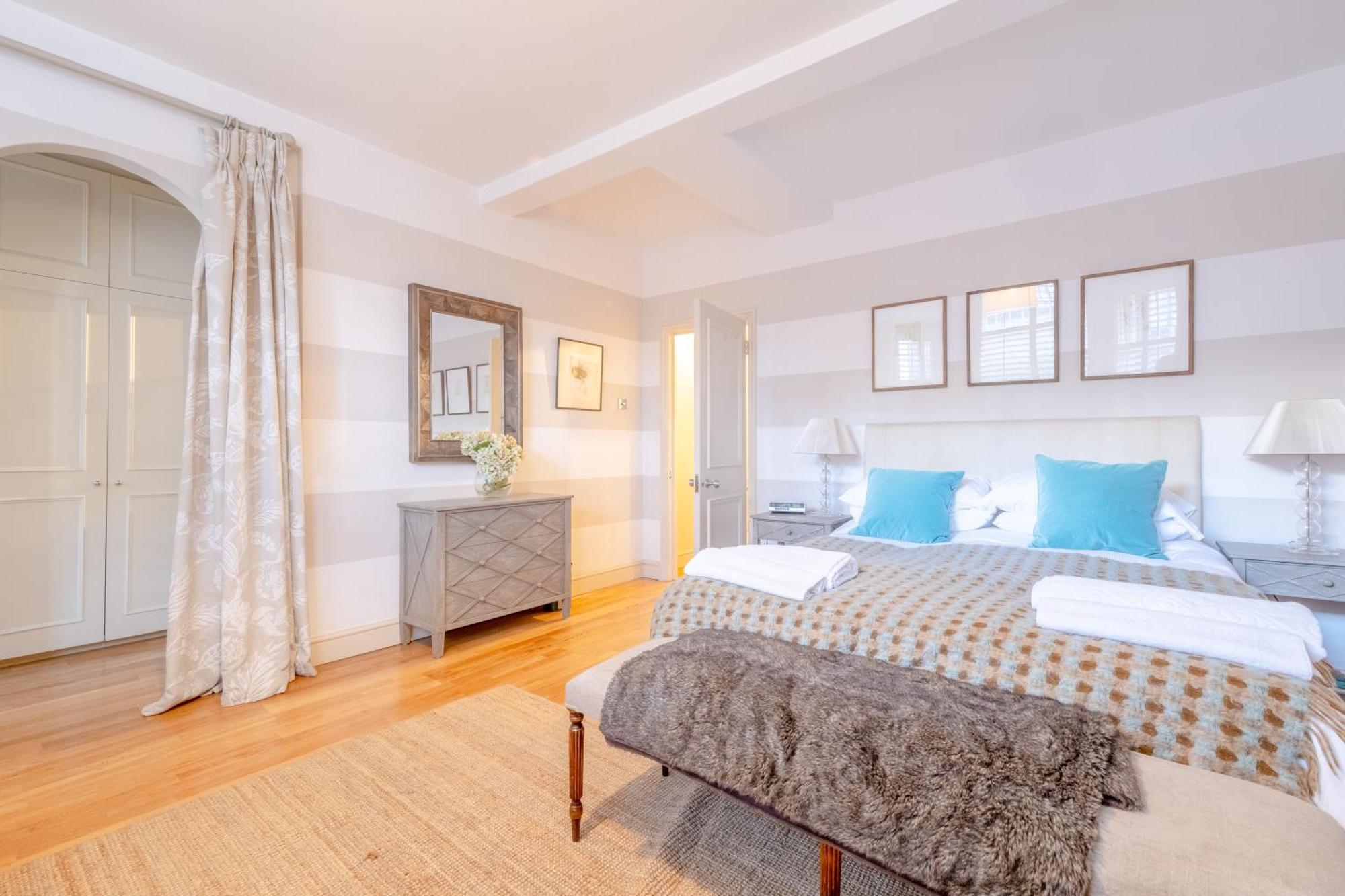 Quaint And Flat - Chelsea *