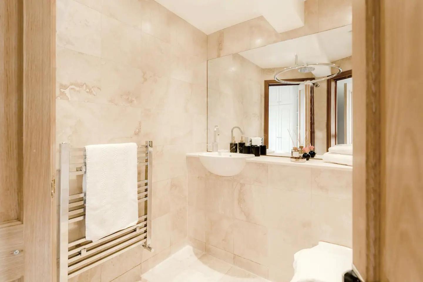 Artists Massive For Extended Families Or Couples - Terrace-ac Apartment *