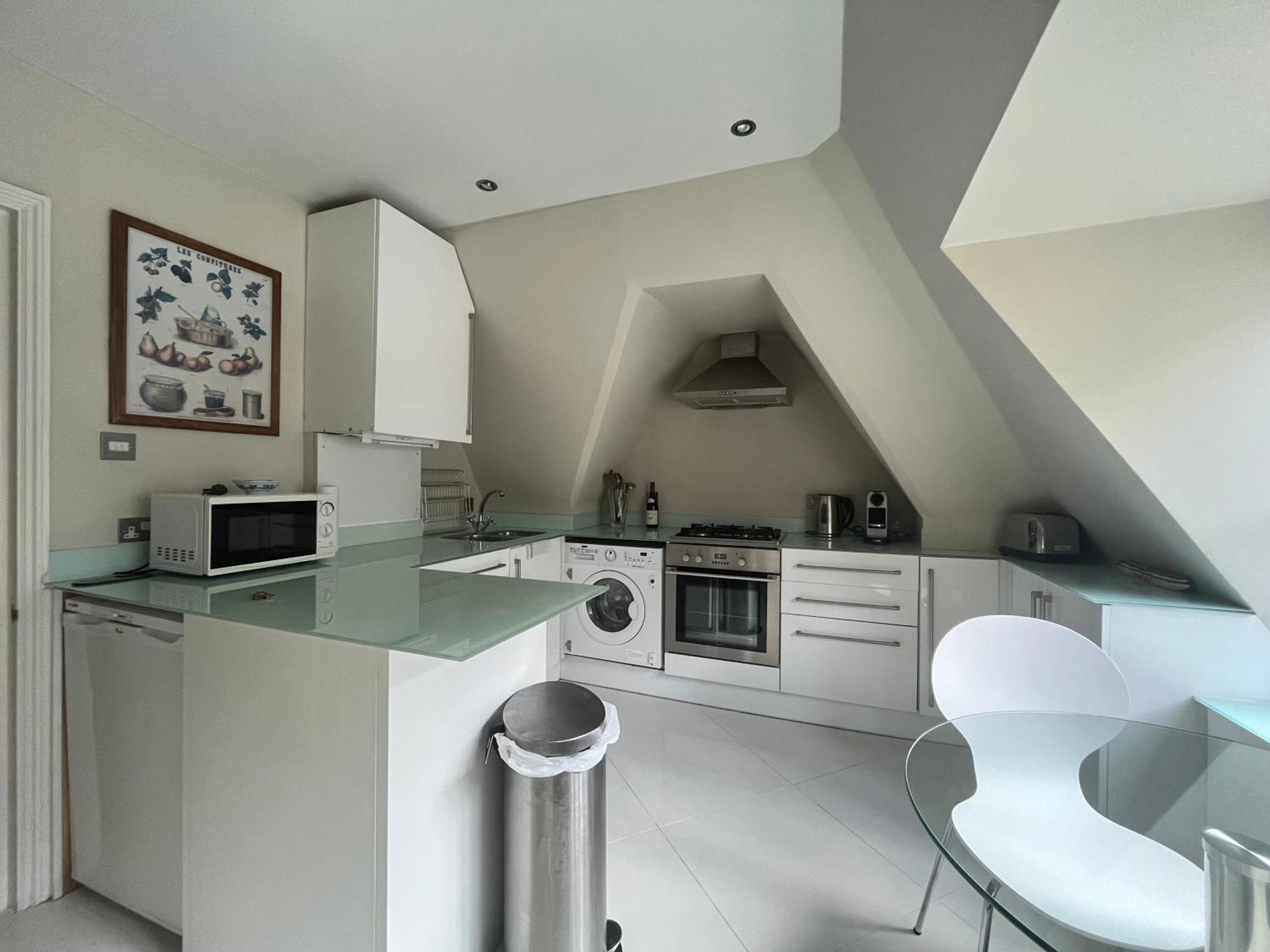 Modern Floor 2bd Flat - Kensington London