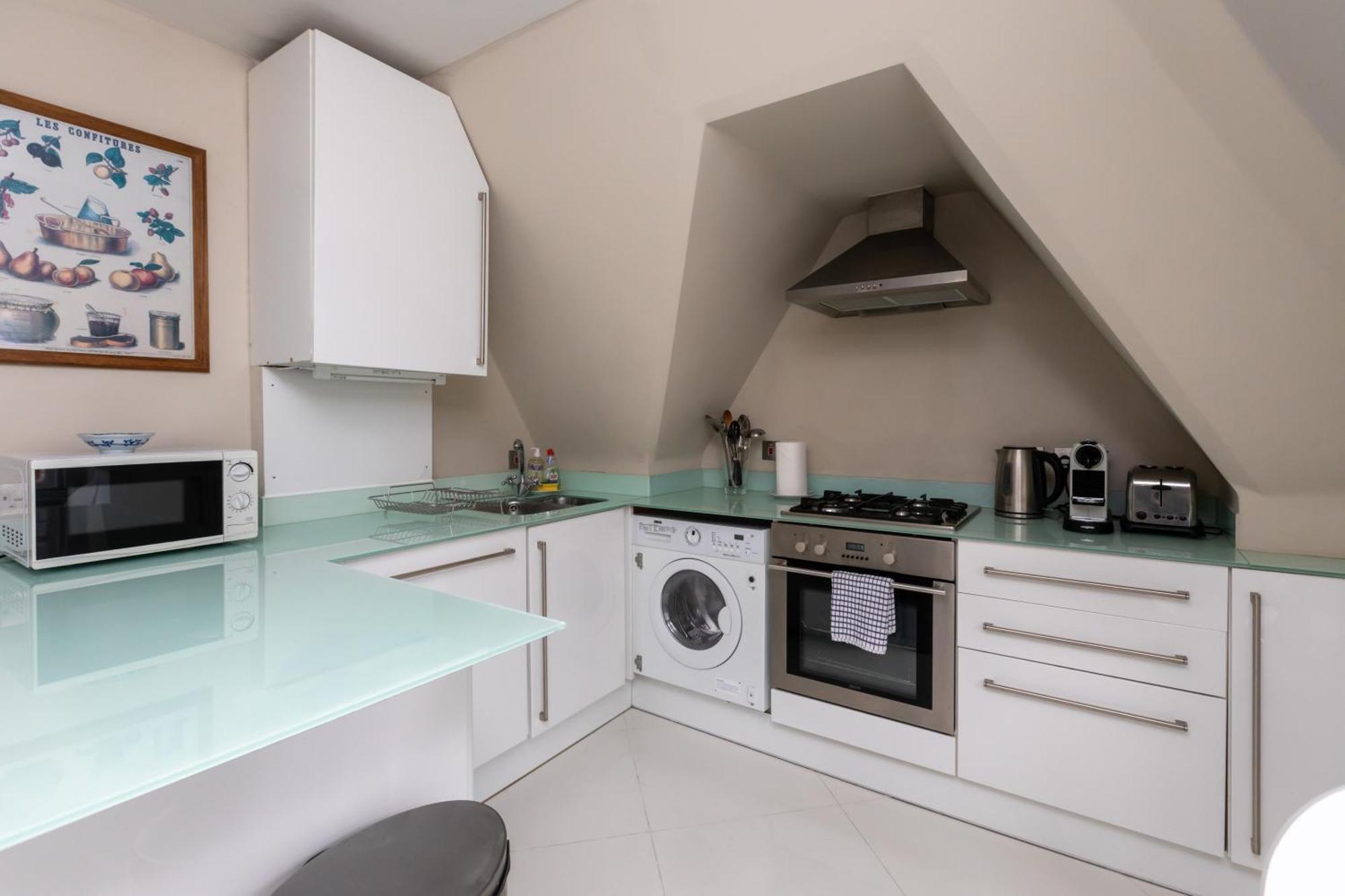 Modern Floor 2bd Flat - Kensington Apartment