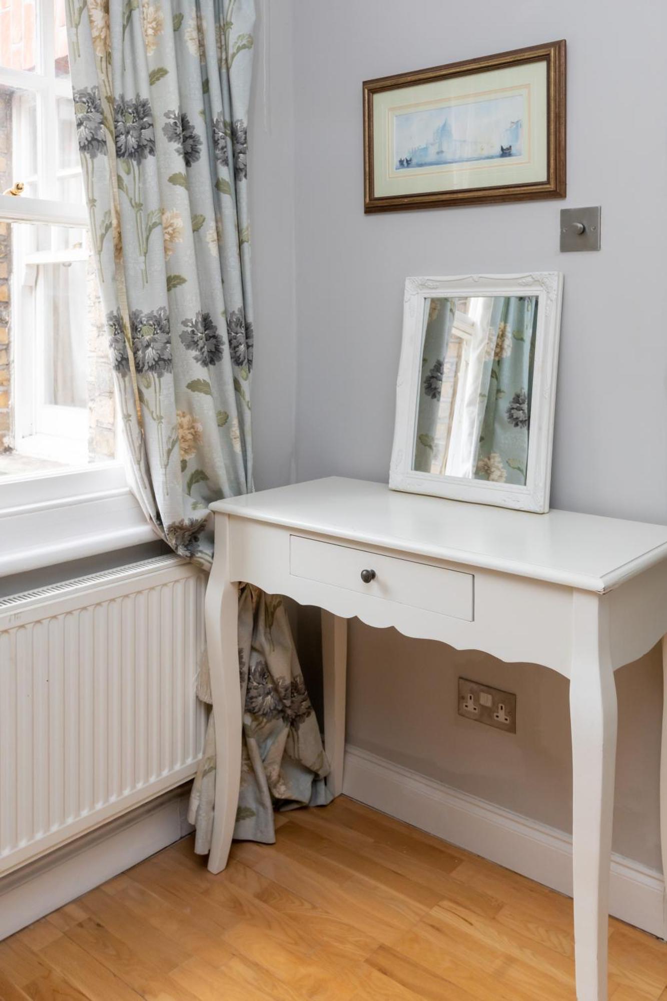 Modern Floor 2bd Flat - Kensington Apartment