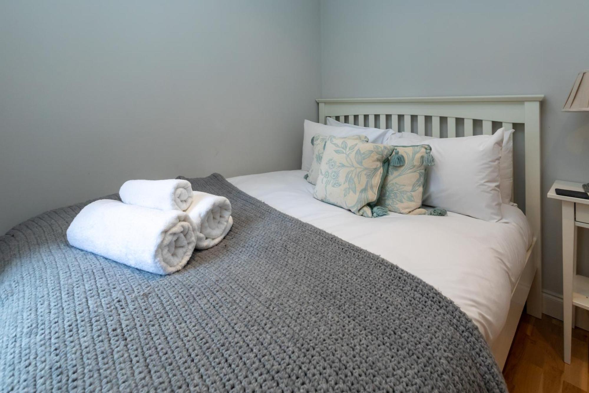 Modern Floor 2bd Flat - Kensington Apartment London