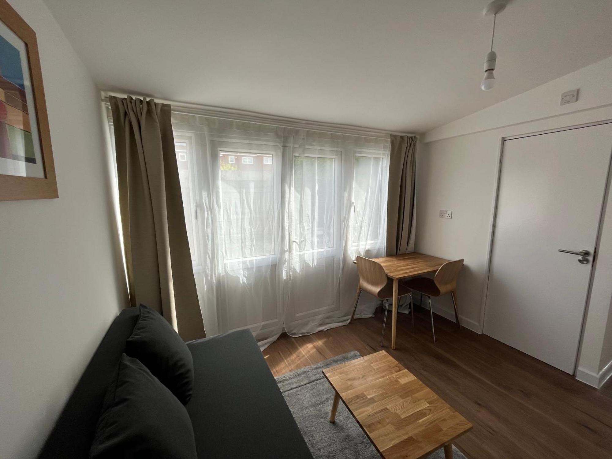 1bd Flat With Patio - 5 Min To Airport Apartment *