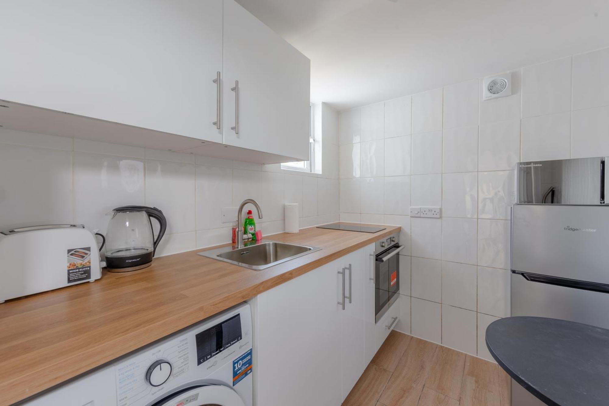 1bd Flat With Patio - 5 Min To Airport Apartment