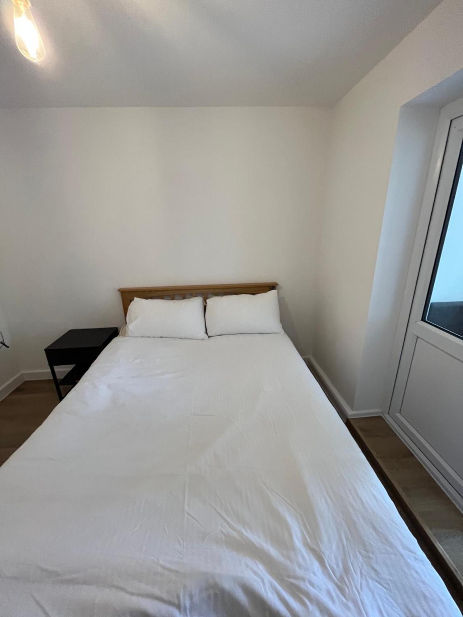 1bd Flat With Patio - 5 Min To Airport Apartment