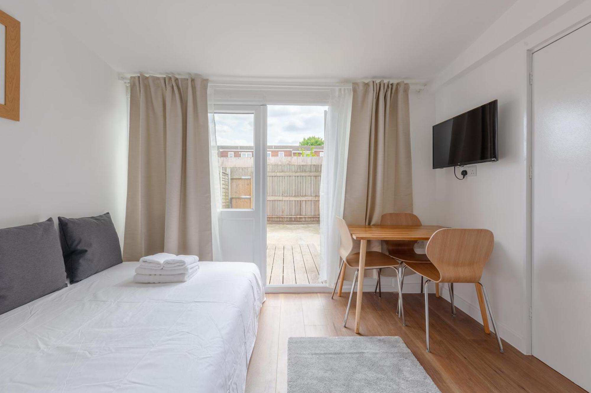 1bd Flat With Patio - 5 Min To Airport