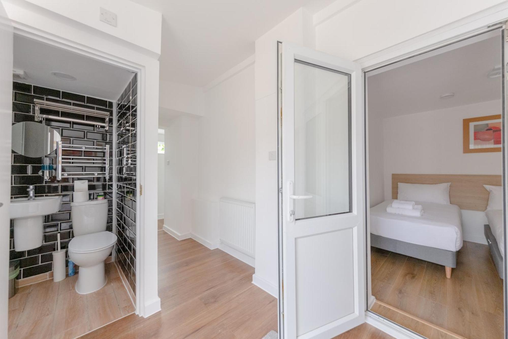 1bd Flat With Patio - 5 Min To Airport *