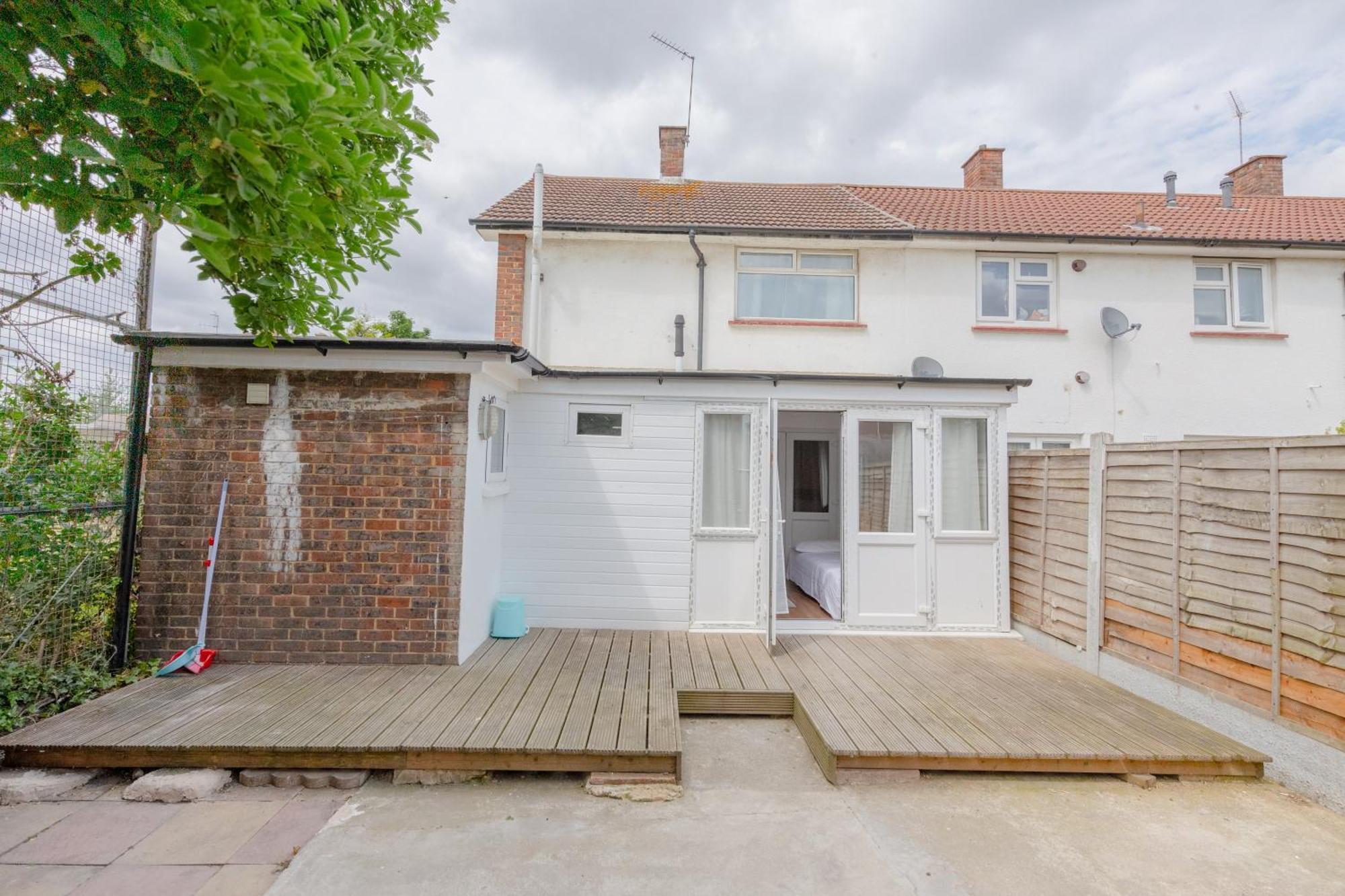 1bd Flat With Patio - 5 Min To Airport London