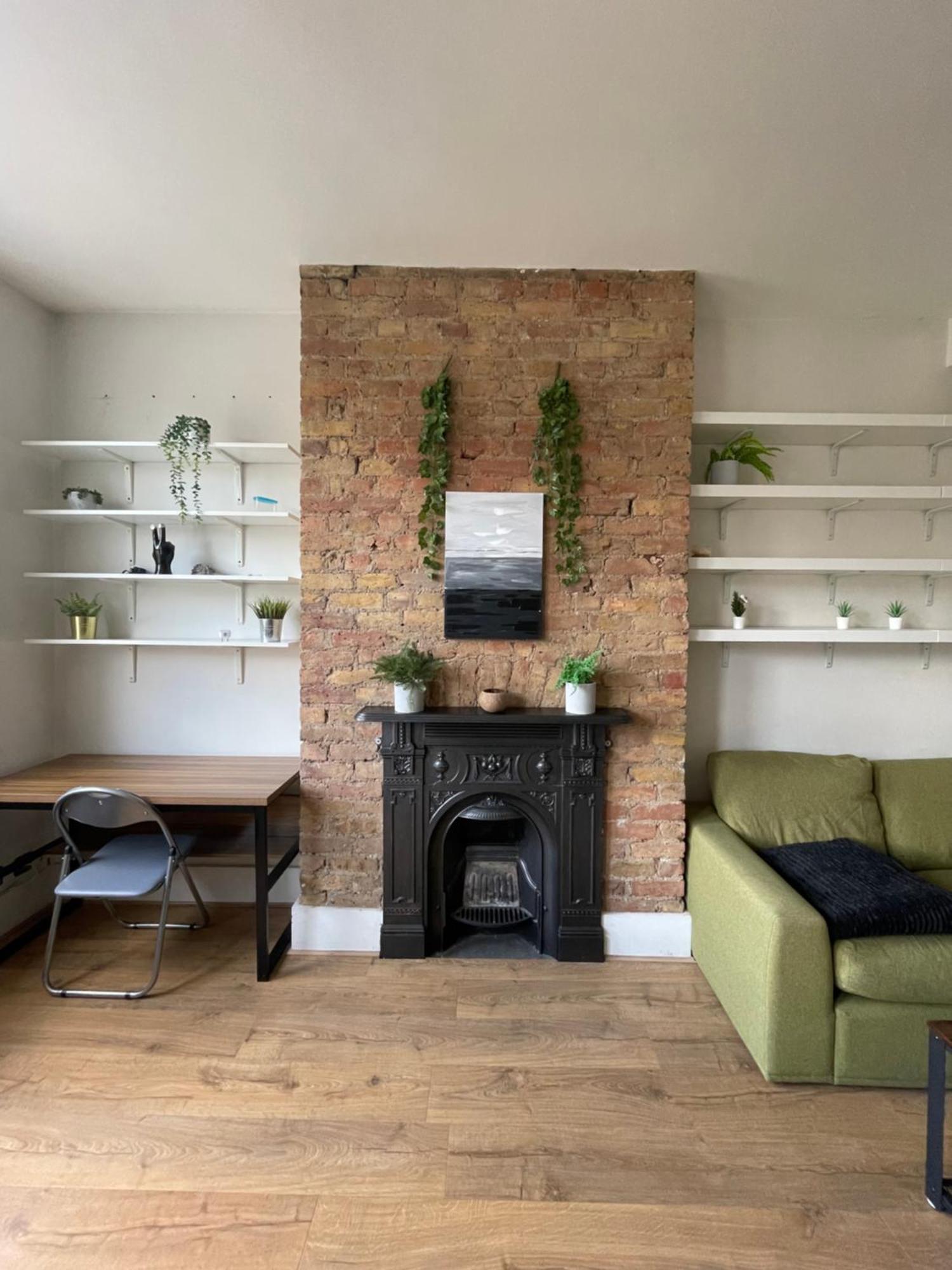 Stylish 1bd Flat With Private Terrace - Kilburn Appartement Londen