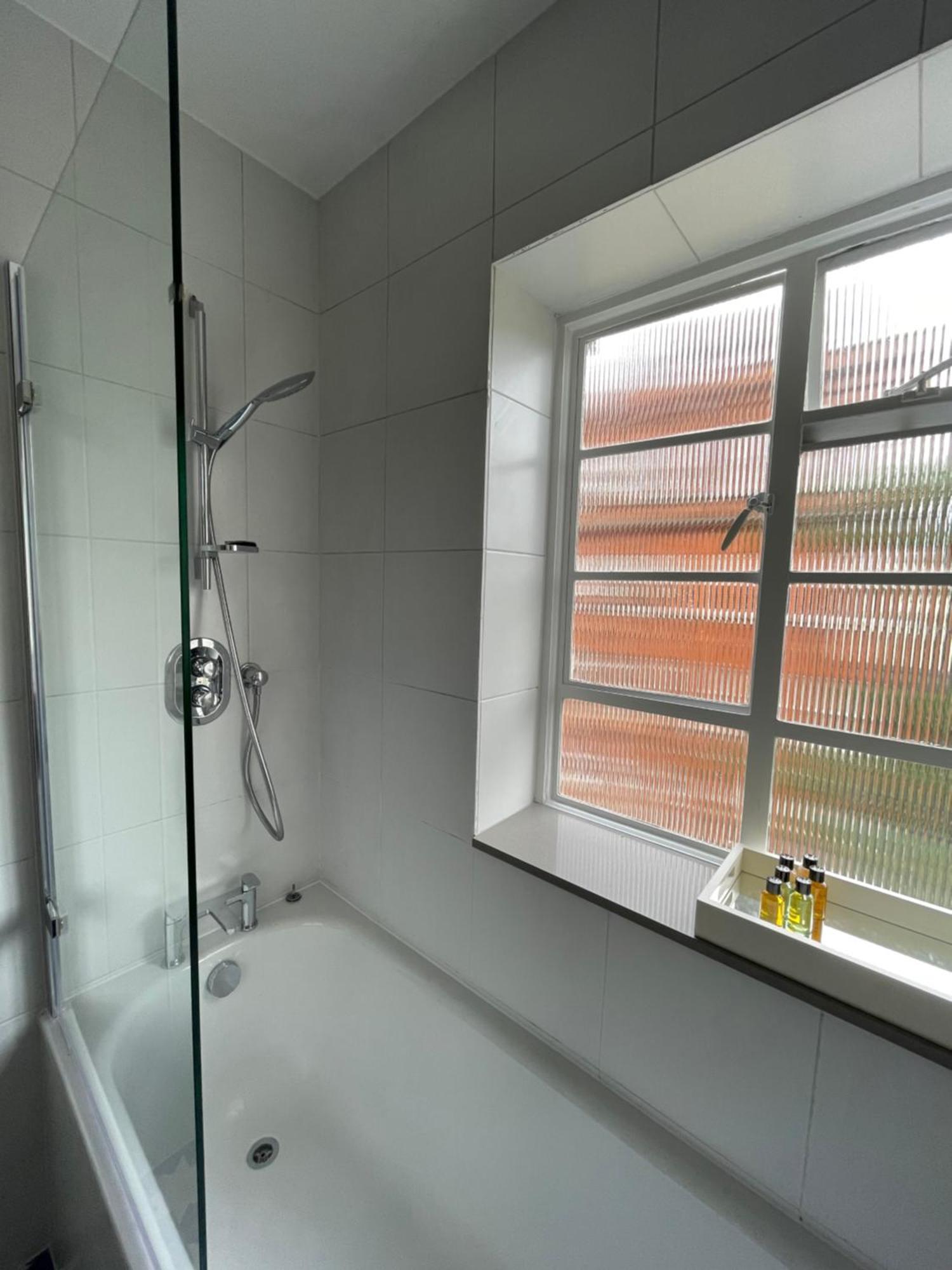 Beautifully Decorated 1bd Oasis - Earl's Court! Londen