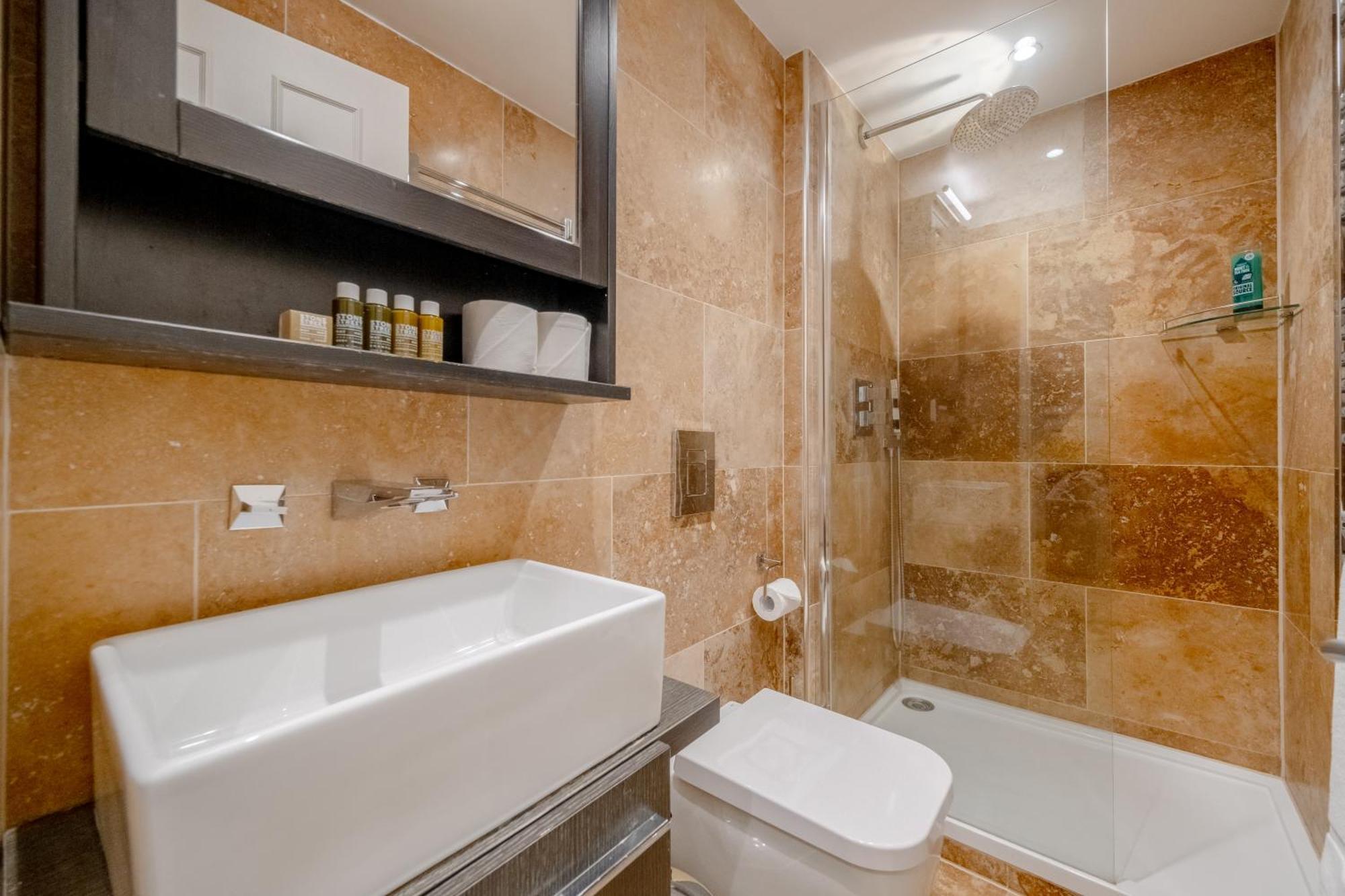 Gorgeous 2bd Flat With Patio - South Kensington! London