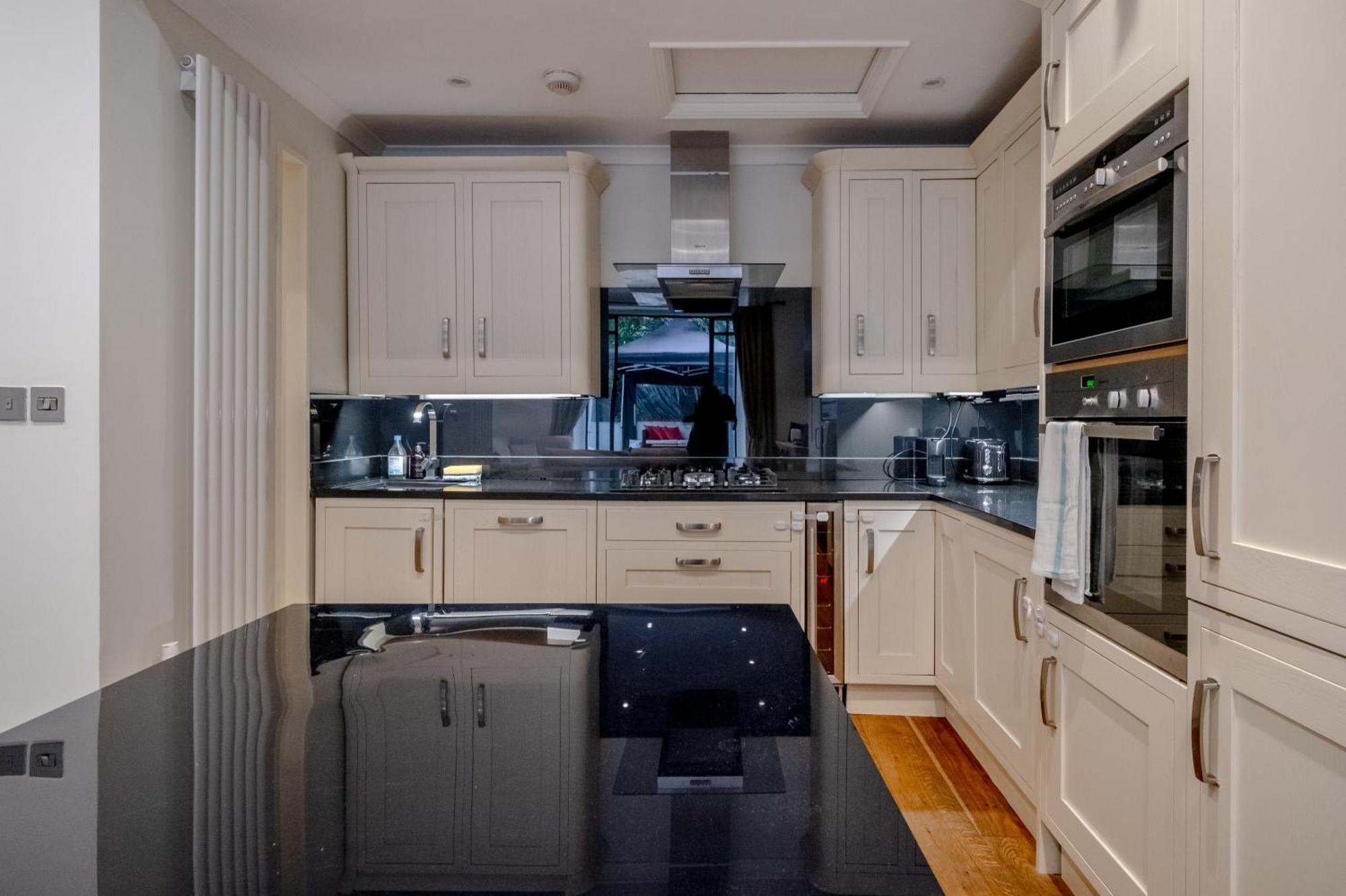 Gorgeous 2bd Flat With Patio - South Kensington!