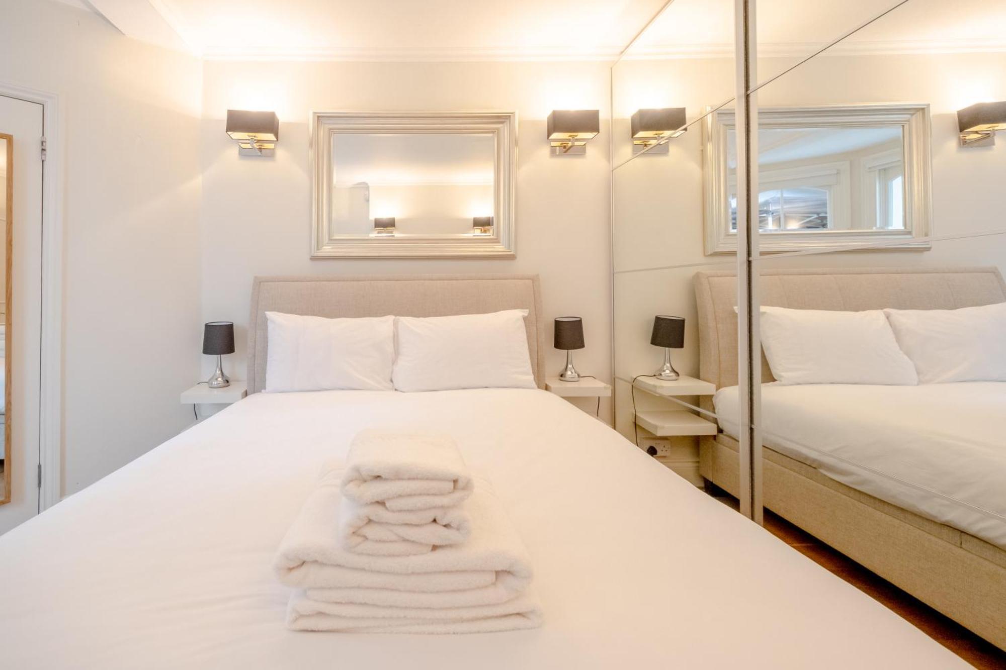 Gorgeous 2bd Flat With Patio - South Kensington! Apartment
