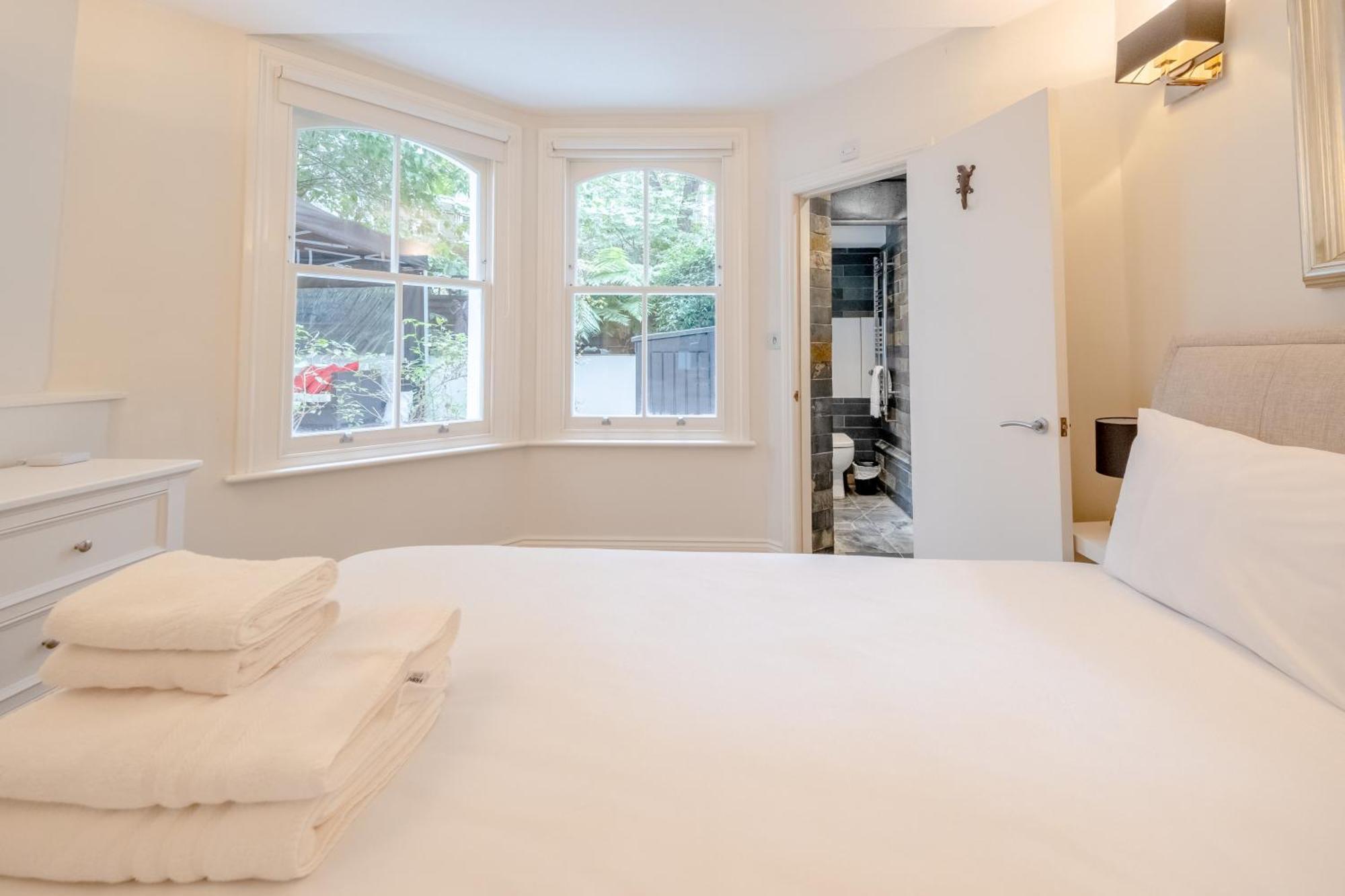 Apartment Gorgeous 2bd Flat With Patio - South Kensington!