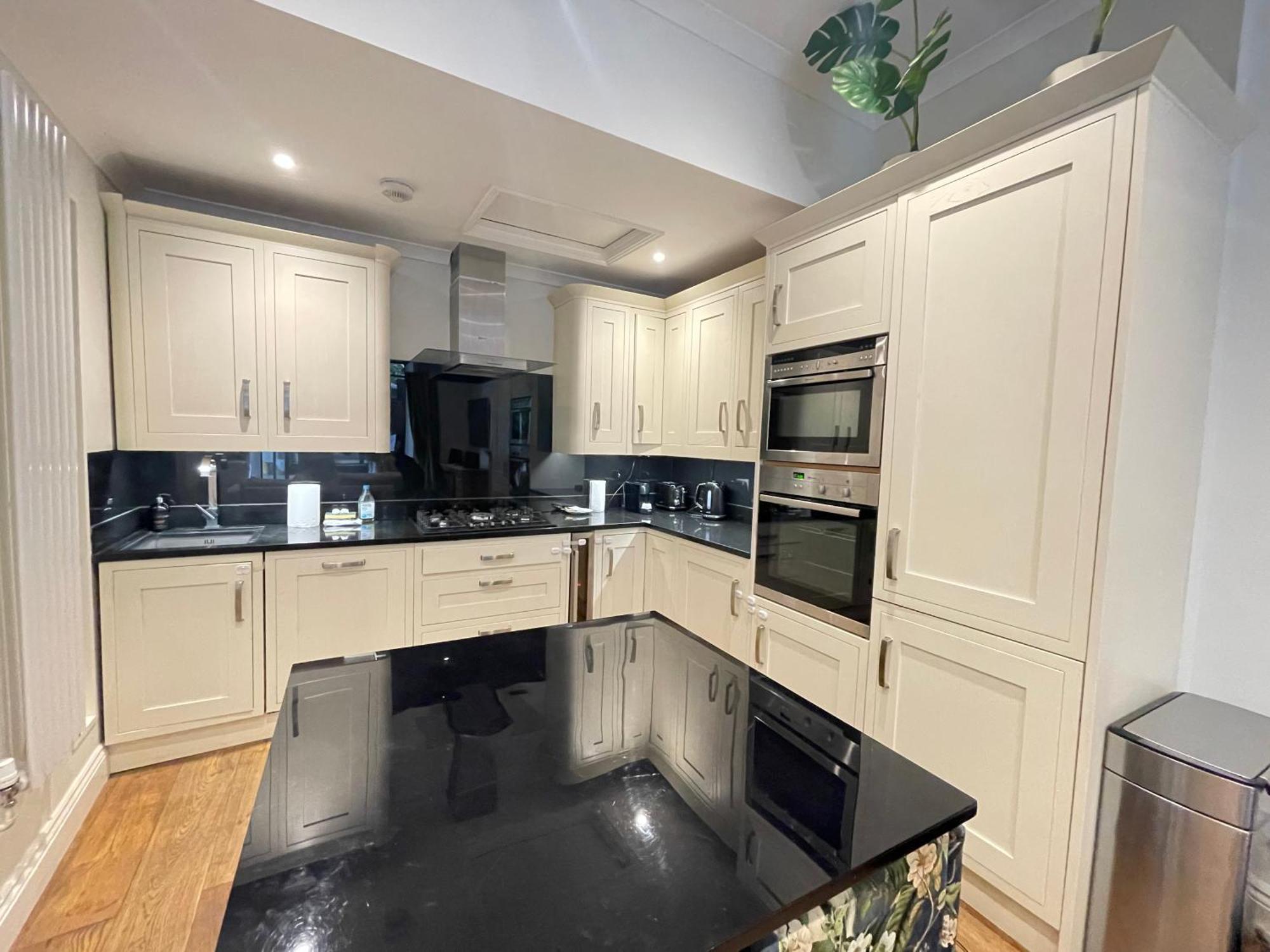 Gorgeous 2bd Flat With Patio - South Kensington! *