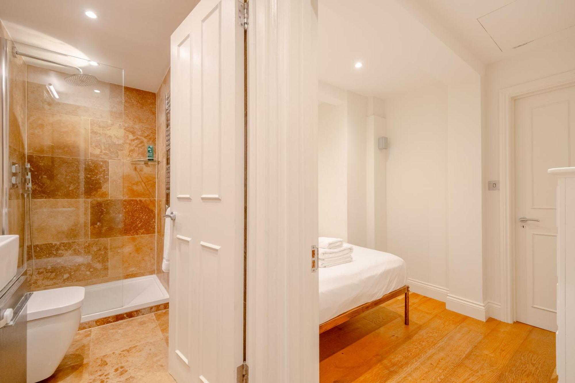 Gorgeous 2bd Flat With Patio - South Kensington!