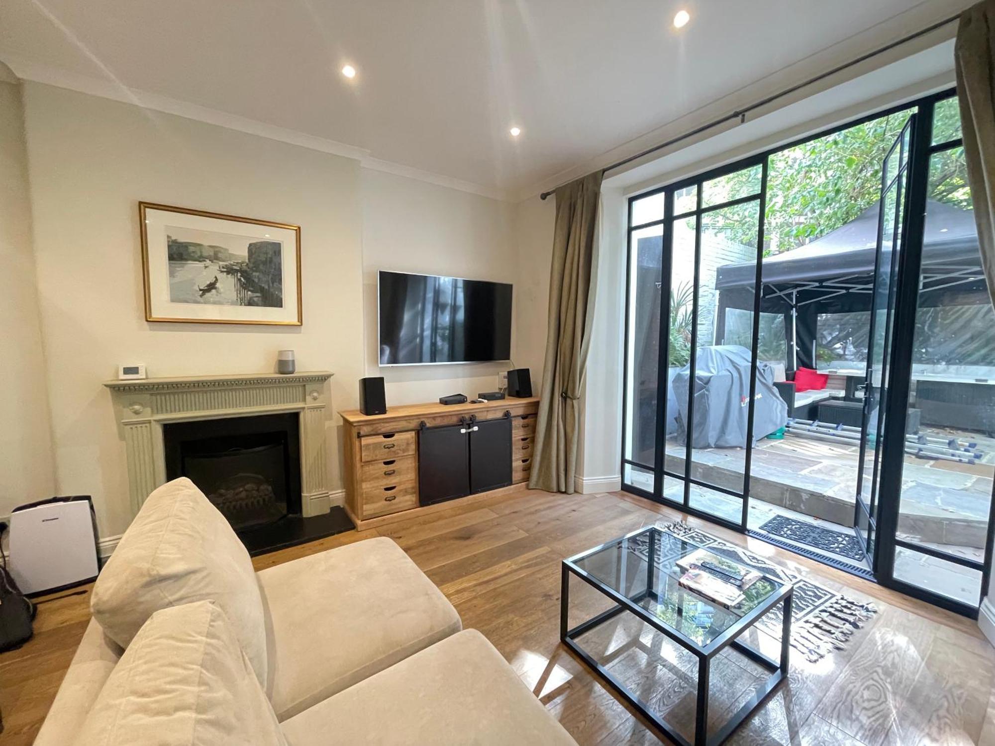 Gorgeous 2bd Flat With Patio - South Kensington! Apartment