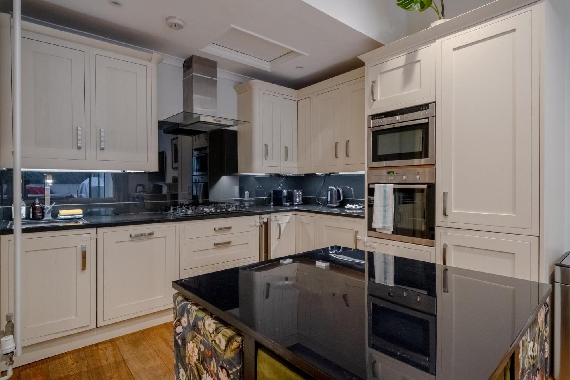 Gorgeous 2bd Flat With Patio - South Kensington! * London