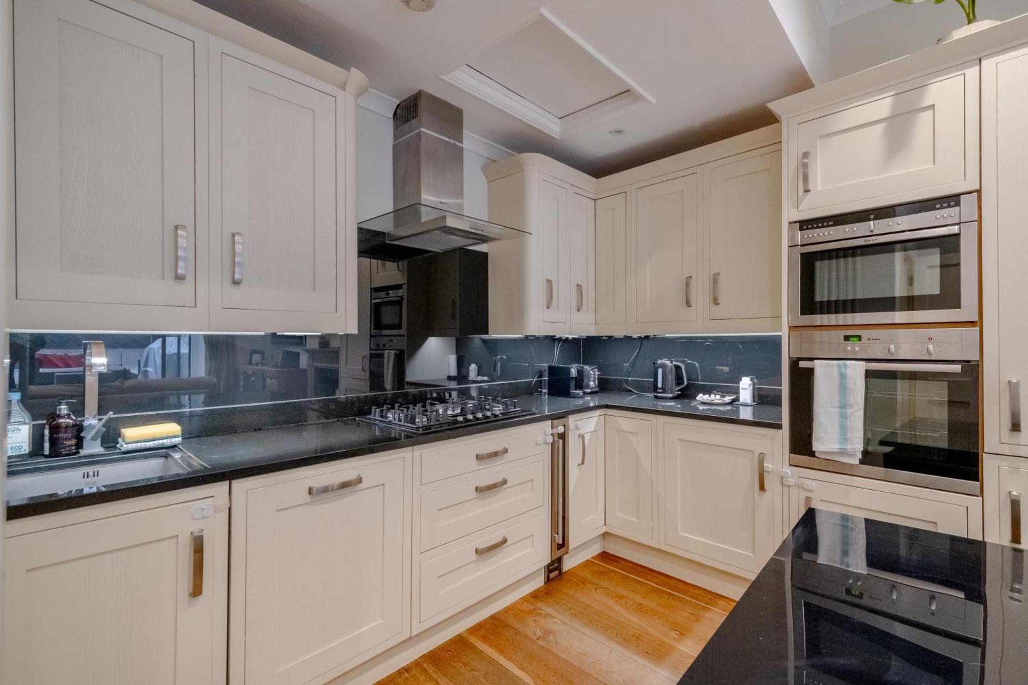Gorgeous 2bd Flat With Patio - South Kensington!
