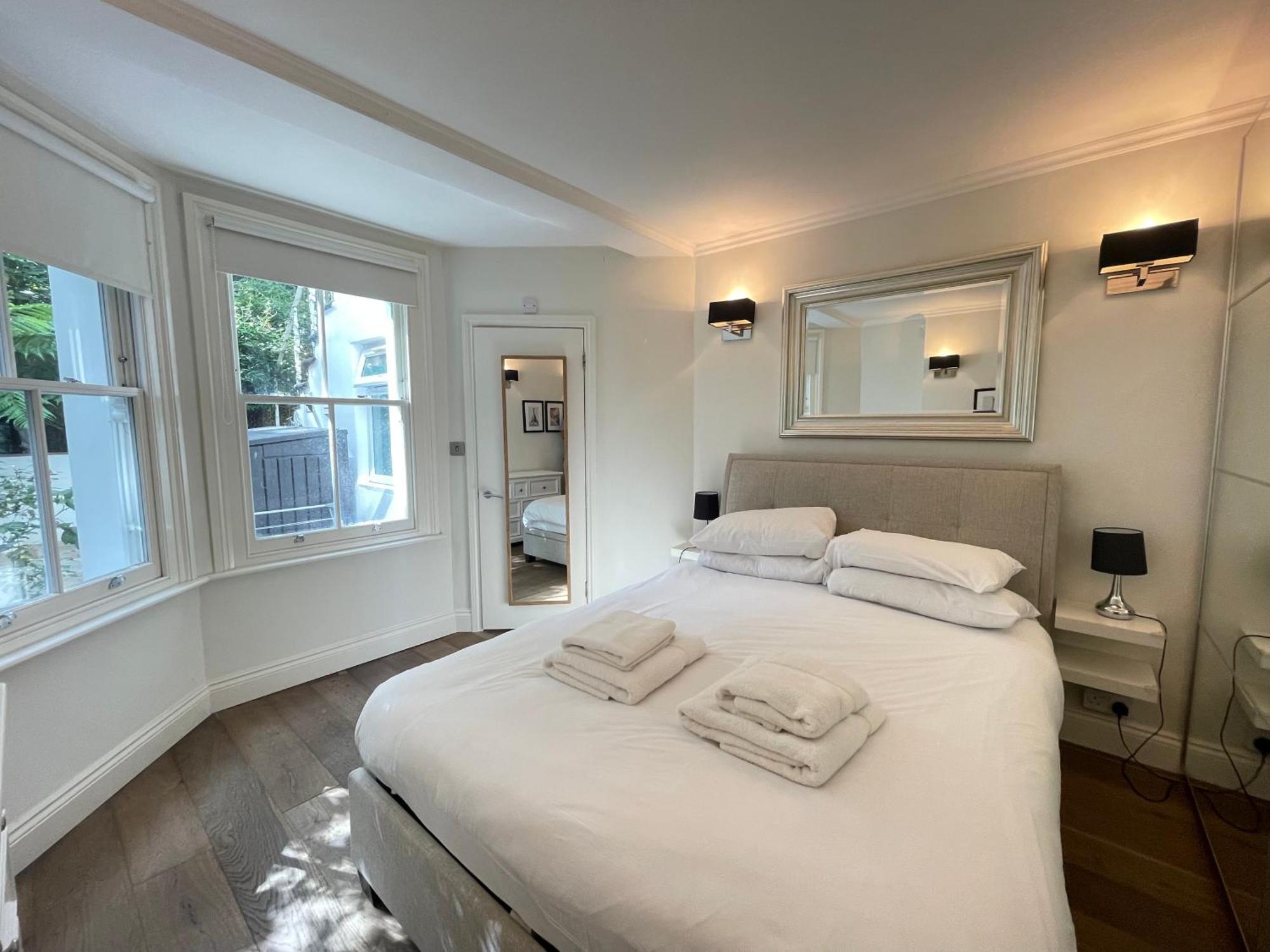 Apartment Gorgeous 2bd Flat With Patio - South Kensington!