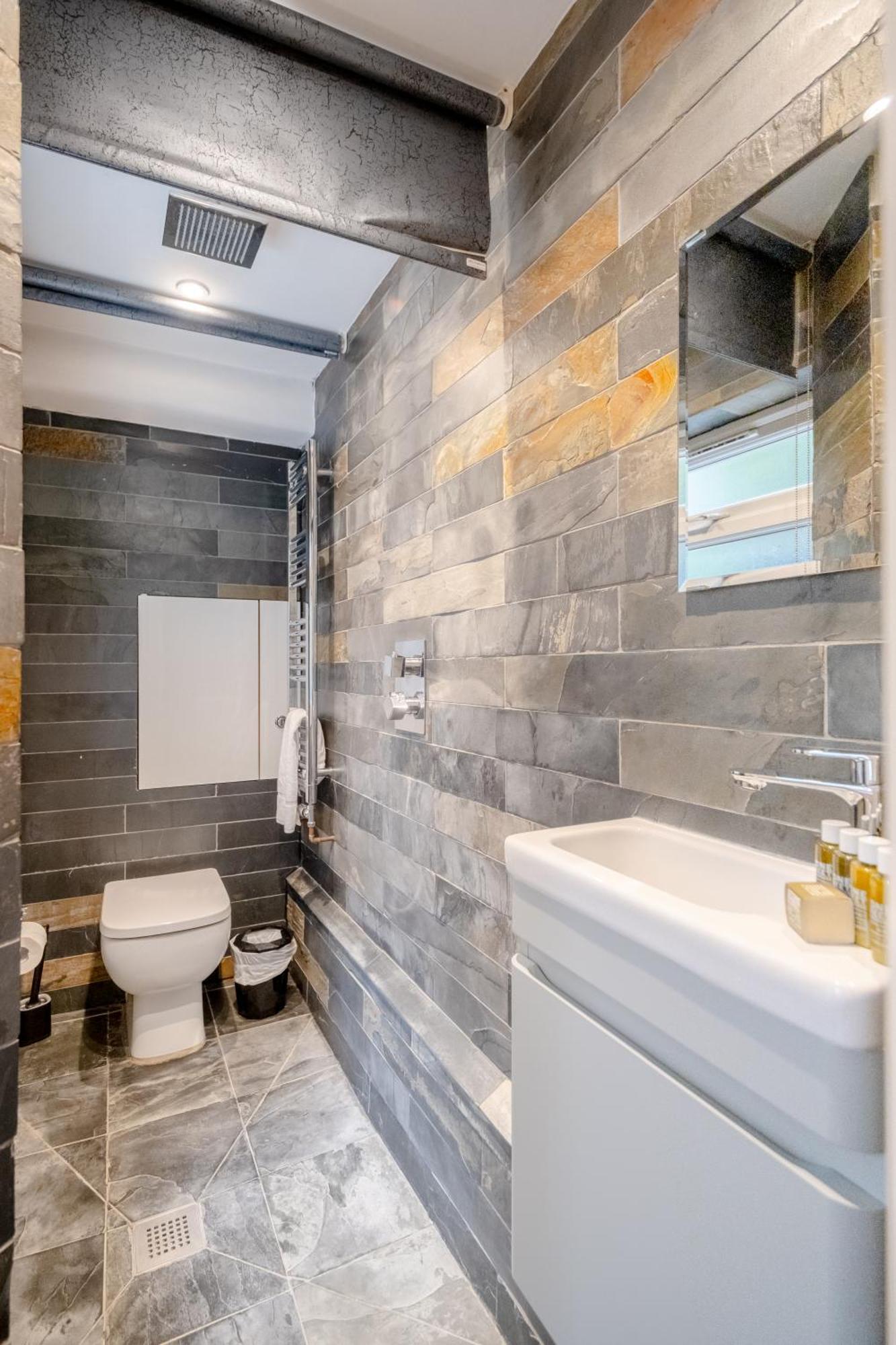 Gorgeous 2bd Flat With Patio - South Kensington! *