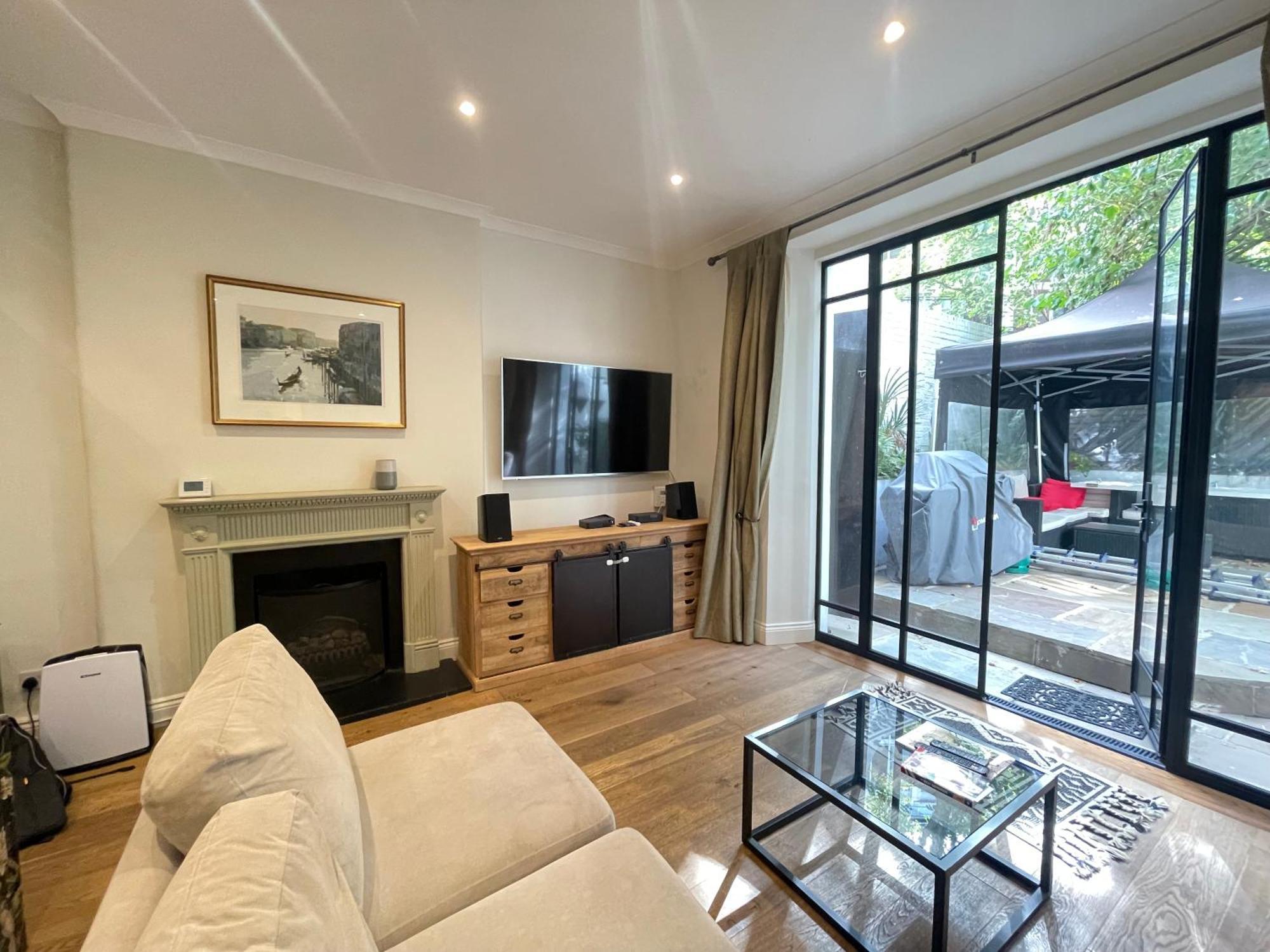 Gorgeous 2bd Flat With Patio - South Kensington! London