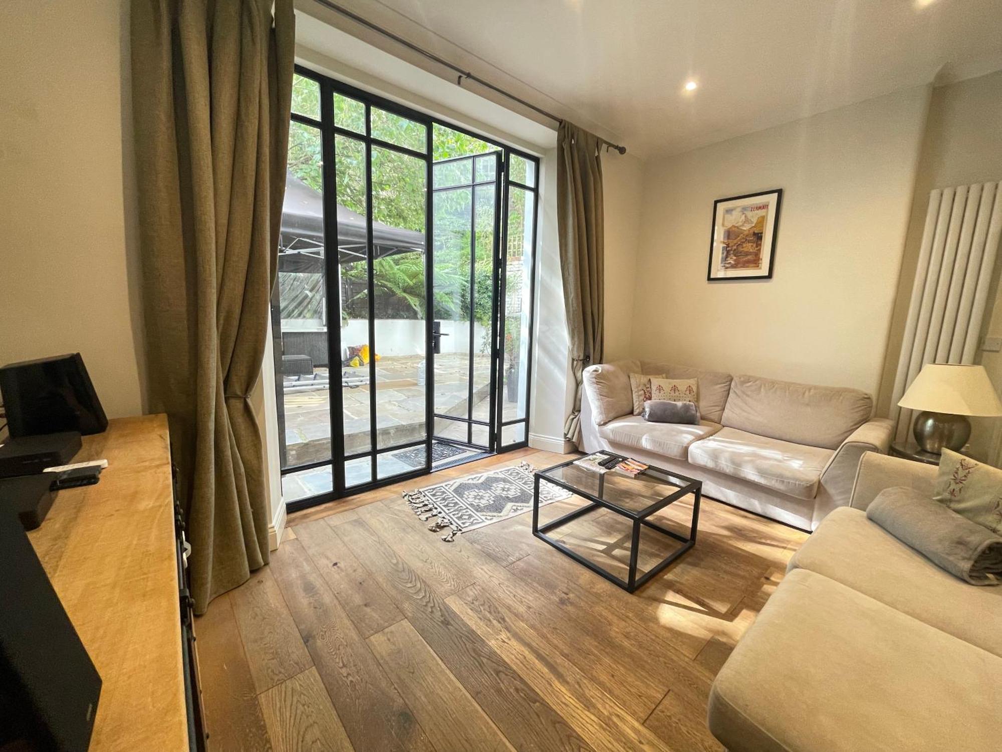 Gorgeous 2bd Flat With Patio - South Kensington!