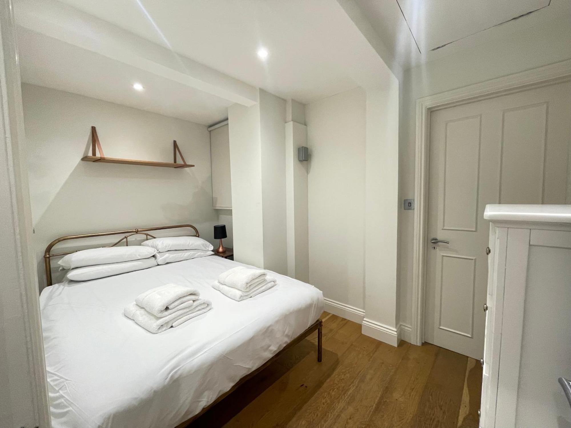 Gorgeous 2bd Flat With Patio - South Kensington! Apartment