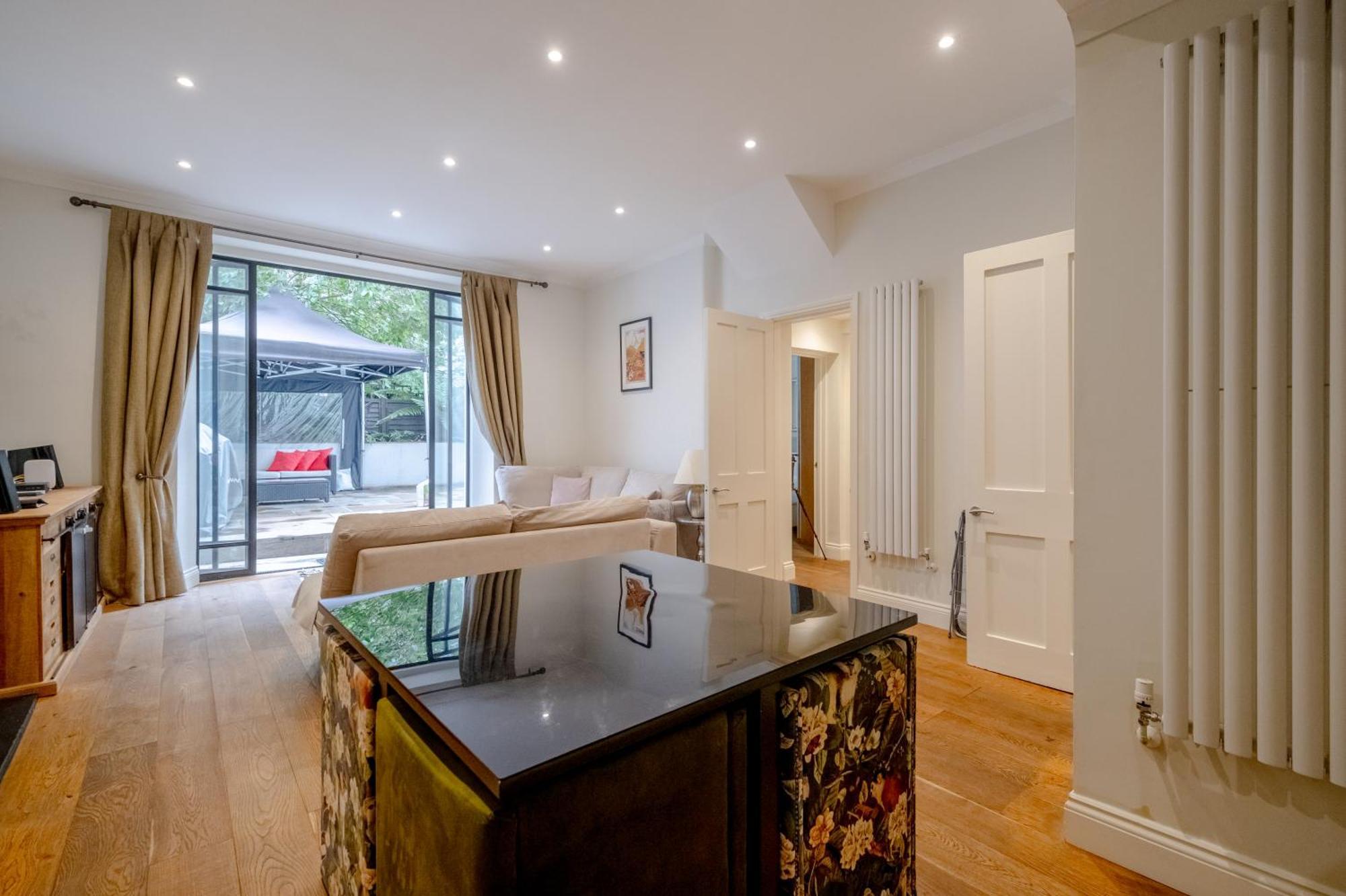 Apartment Gorgeous 2bd Flat With Patio - South Kensington! London