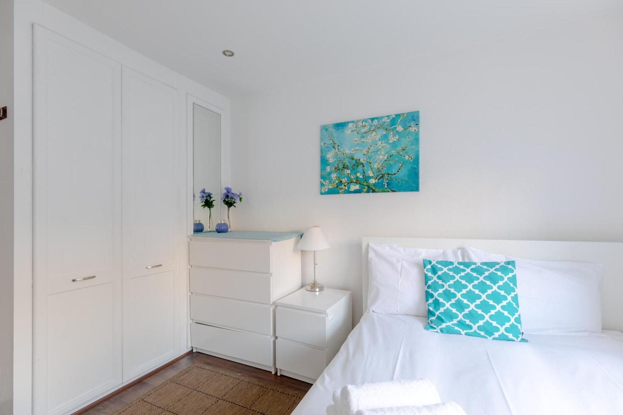Radiant And Roomy 2bd Flat - Fulham! Apartment