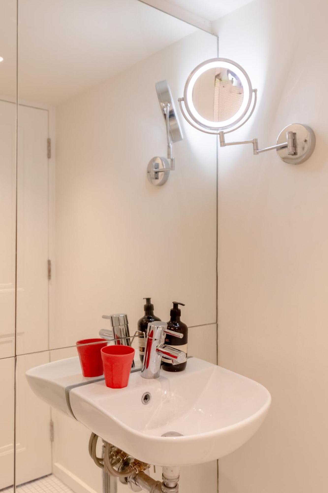 Apartment Charming 2bd Hideaway - Caledonian Road Camden! London