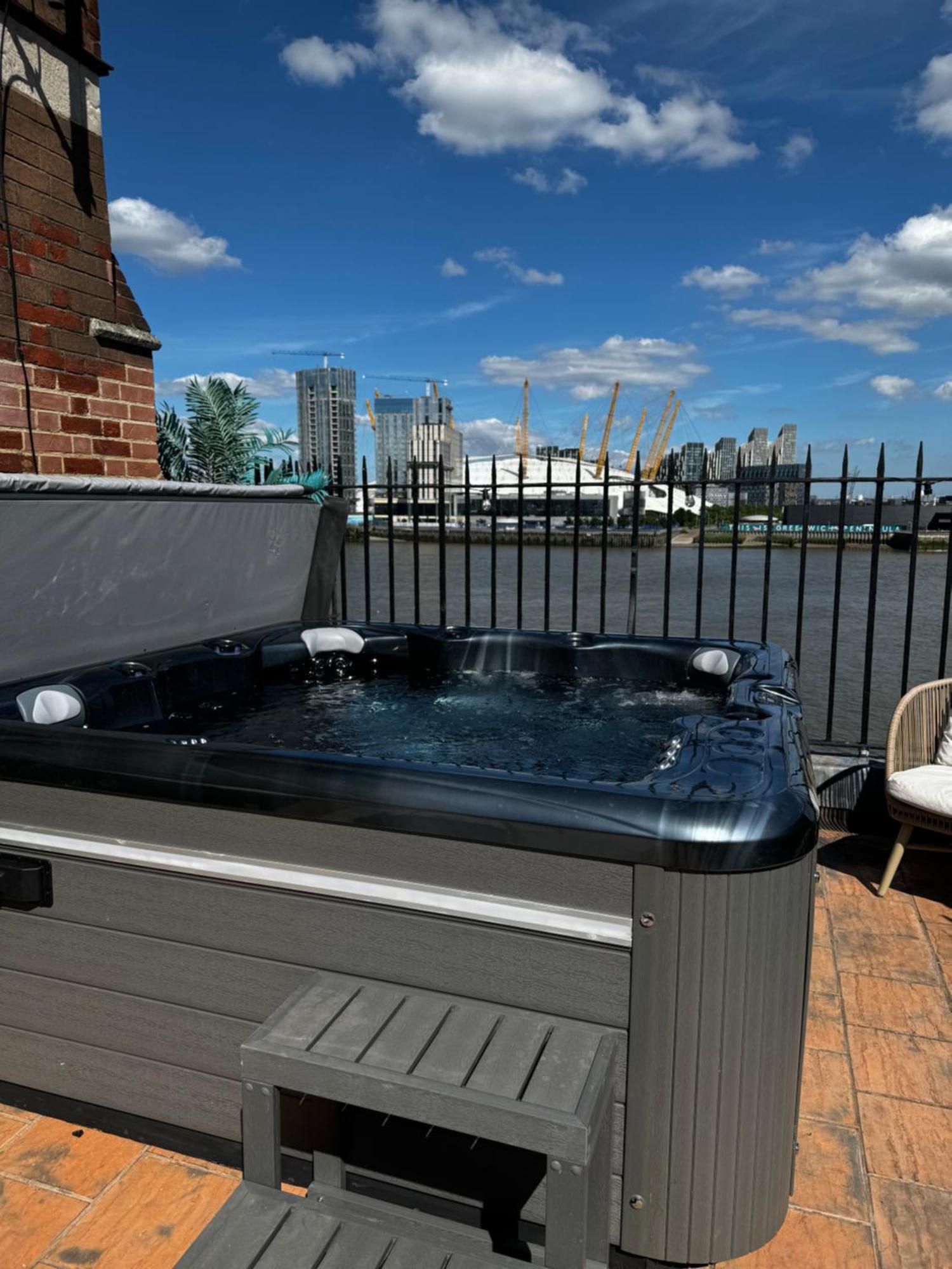 3 X Bedroom Riverside Flat With Hot Tub On Roof Terrace Londres