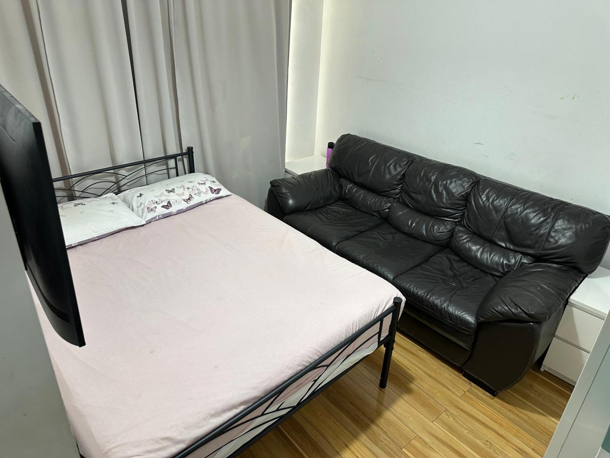 2 Bed Flat In Apartment *