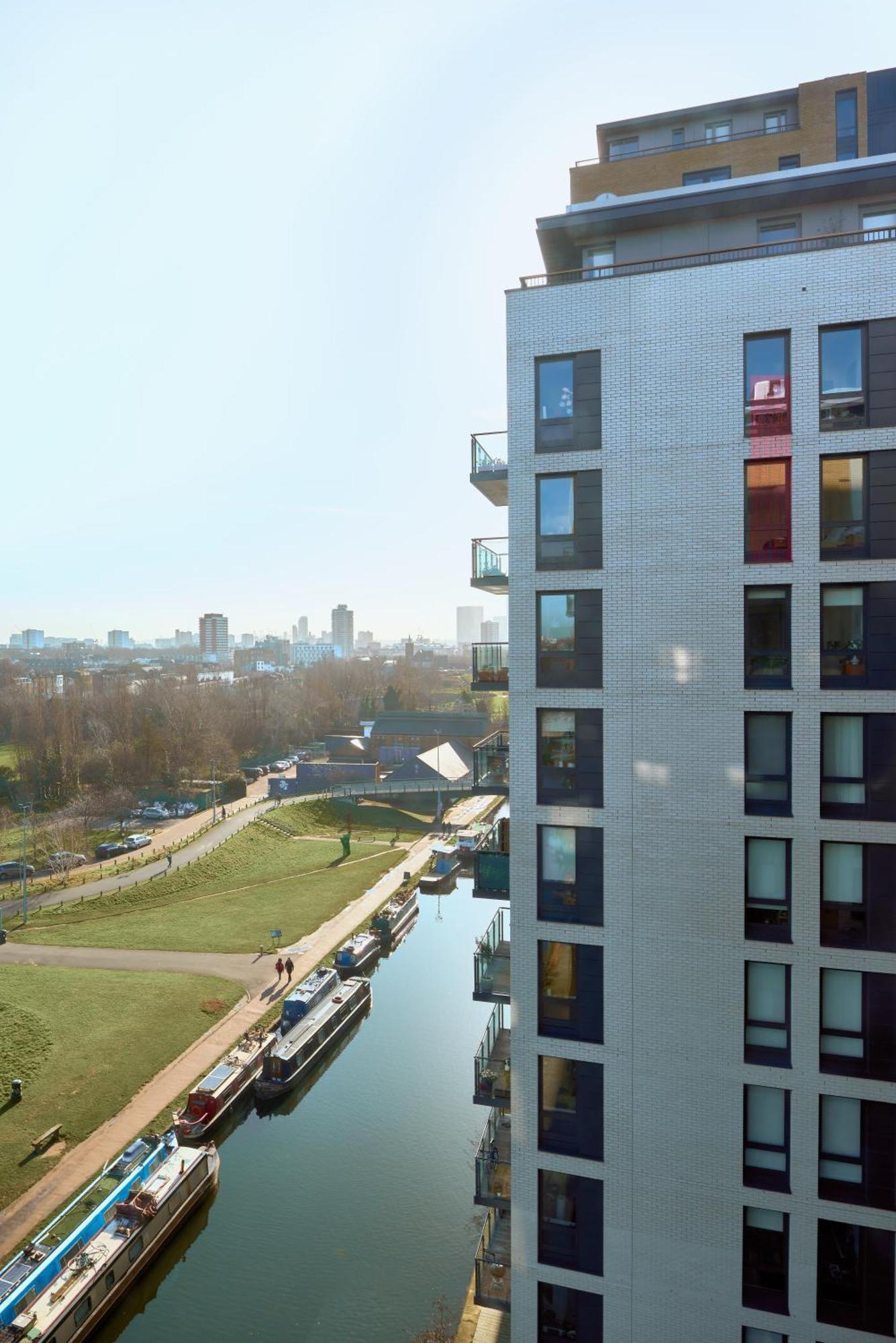 Beautiful 1 Bedroom With Balcony Near Mile End Apartment London