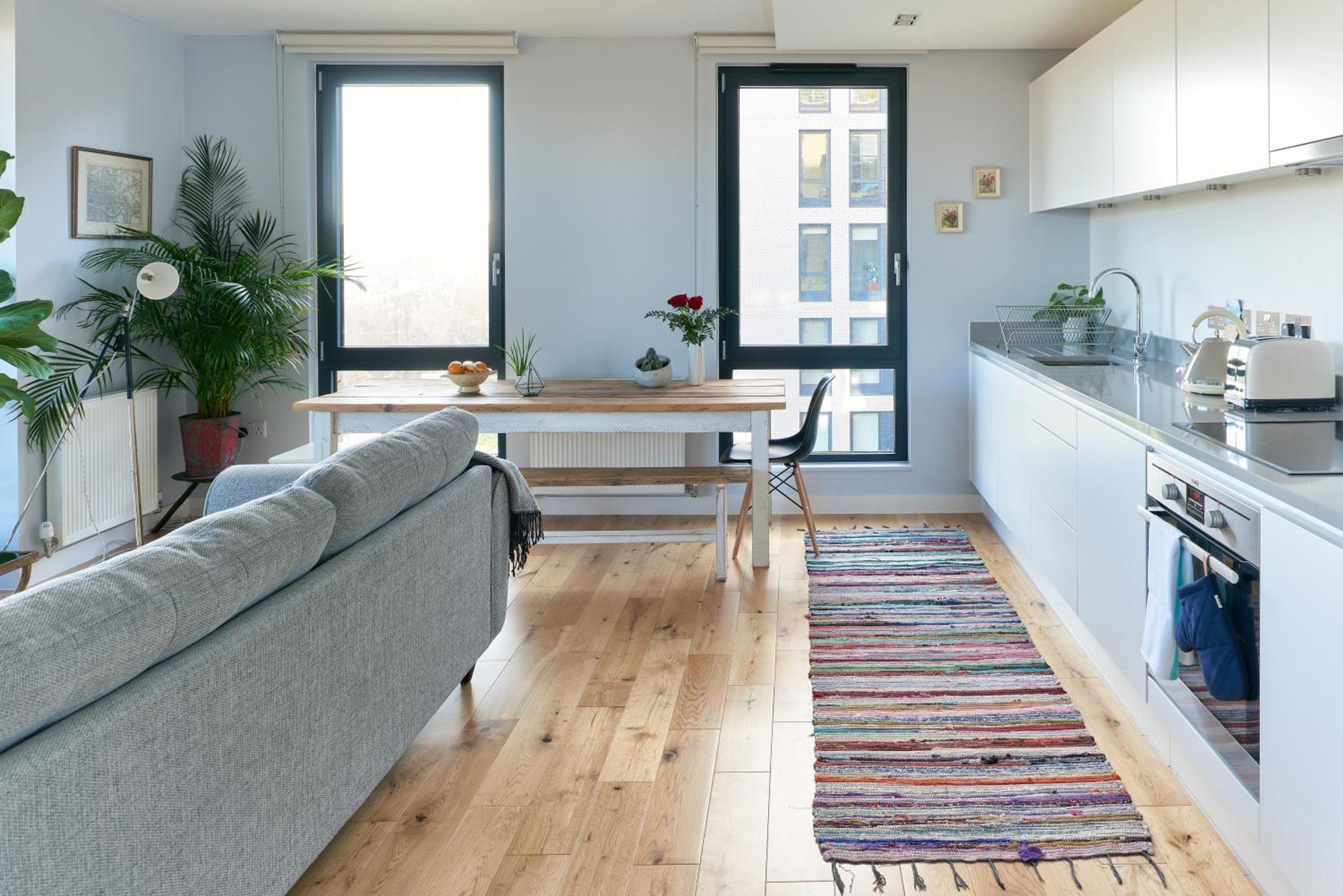 Beautiful 1 Bedroom With Balcony Near Mile End Apartment *