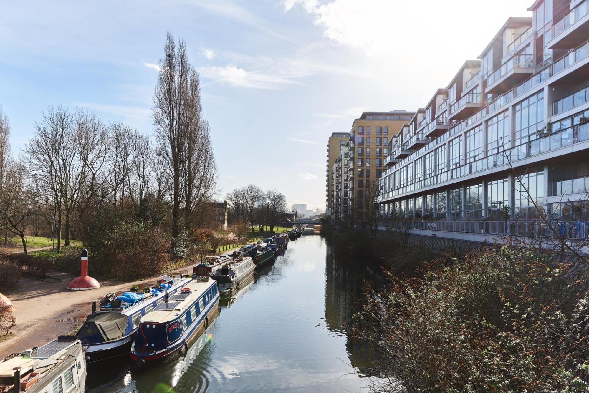 Beautiful 1 Bedroom With Balcony Near Mile End Apartment London