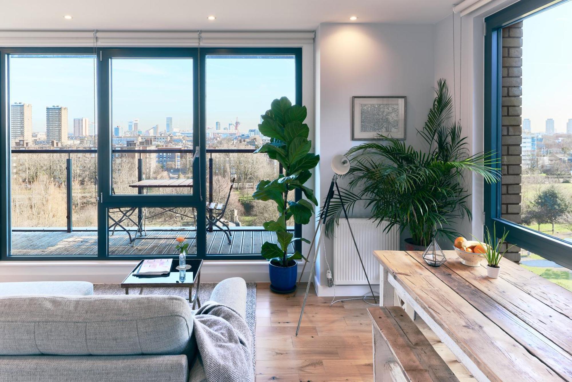 Beautiful 1 Bedroom With Balcony Near Mile End Apartment