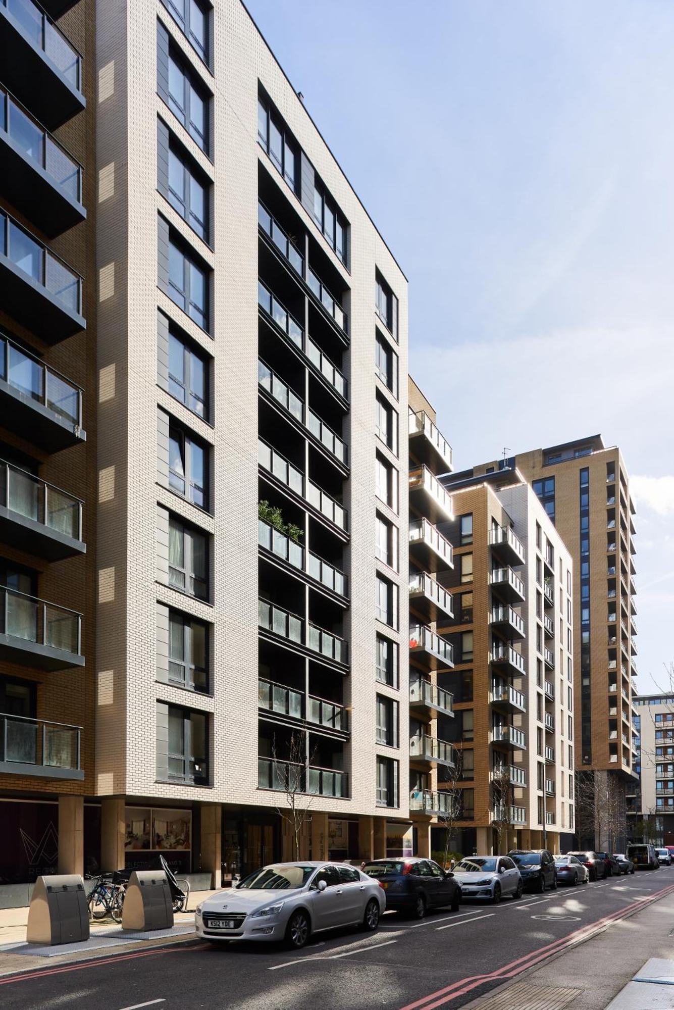 Beautiful 1 Bedroom With Balcony Near Mile End Apartment London