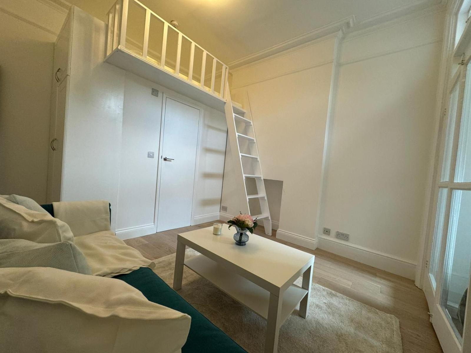 Modern Studio Chiswick Apartment