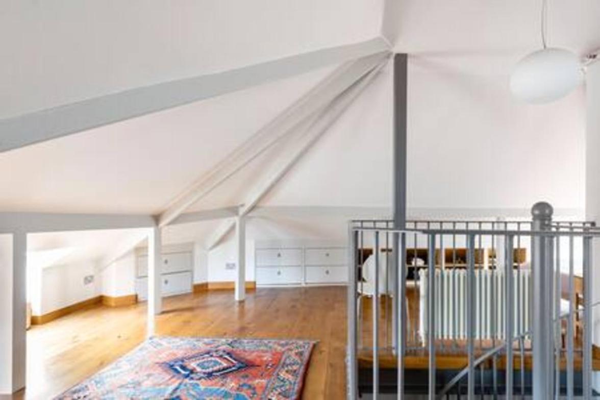 Experience In Amazing Reconverted Gin House * London