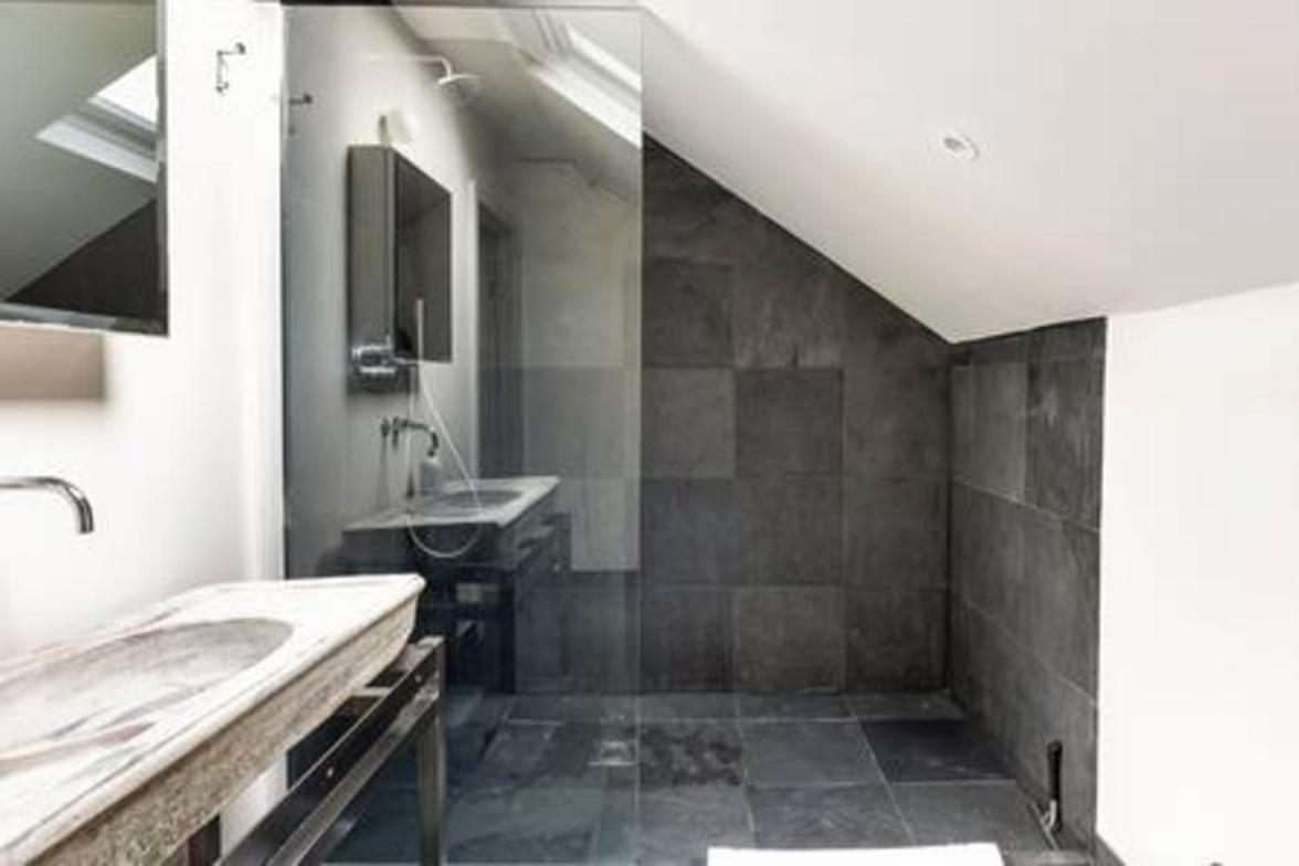 Experience In Amazing Reconverted Gin House Appartement