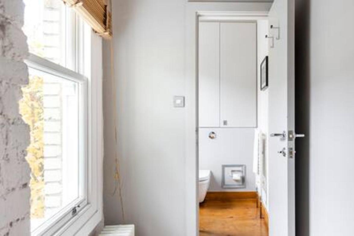 Experience In Amazing Reconverted Gin House * London